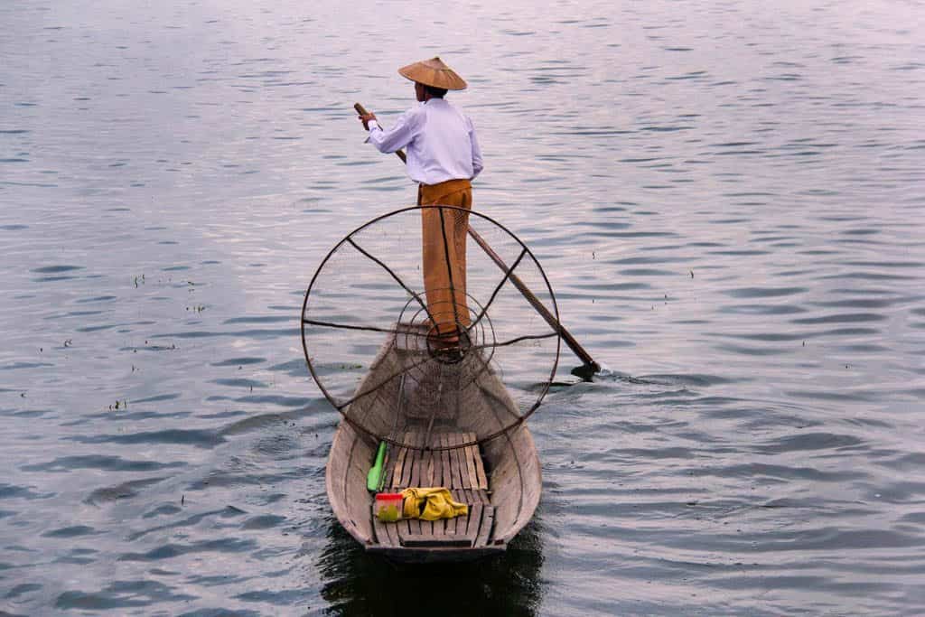 דיג באגם אינלה במיאנמר בורמה