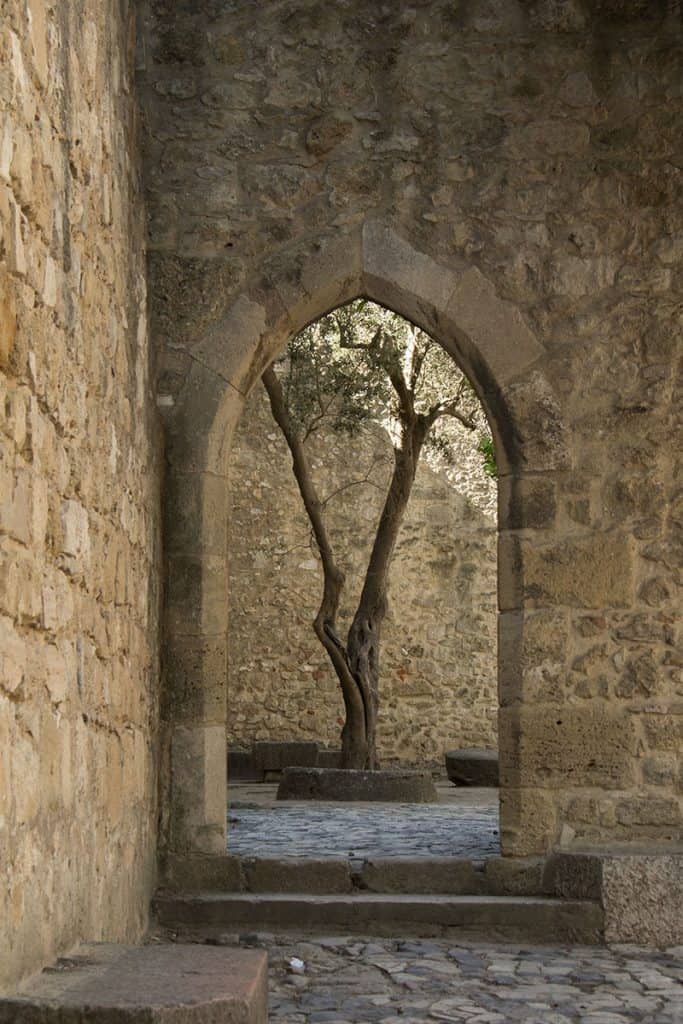 an arc in São Jorge Castle