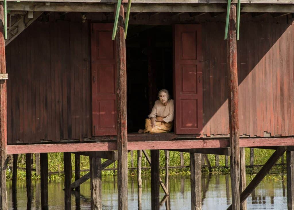 אישה מקומית באגם אינלה במיאנמר בורמה