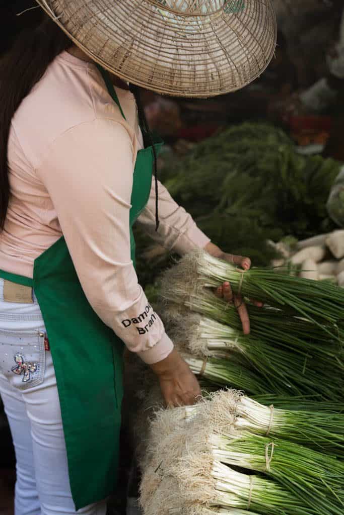 אישה מקומית בשווקים של מיאנמר בורמה