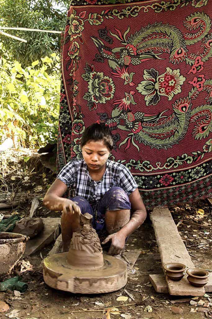 אישה מכינה כלי חימר במיאנמר בורמה