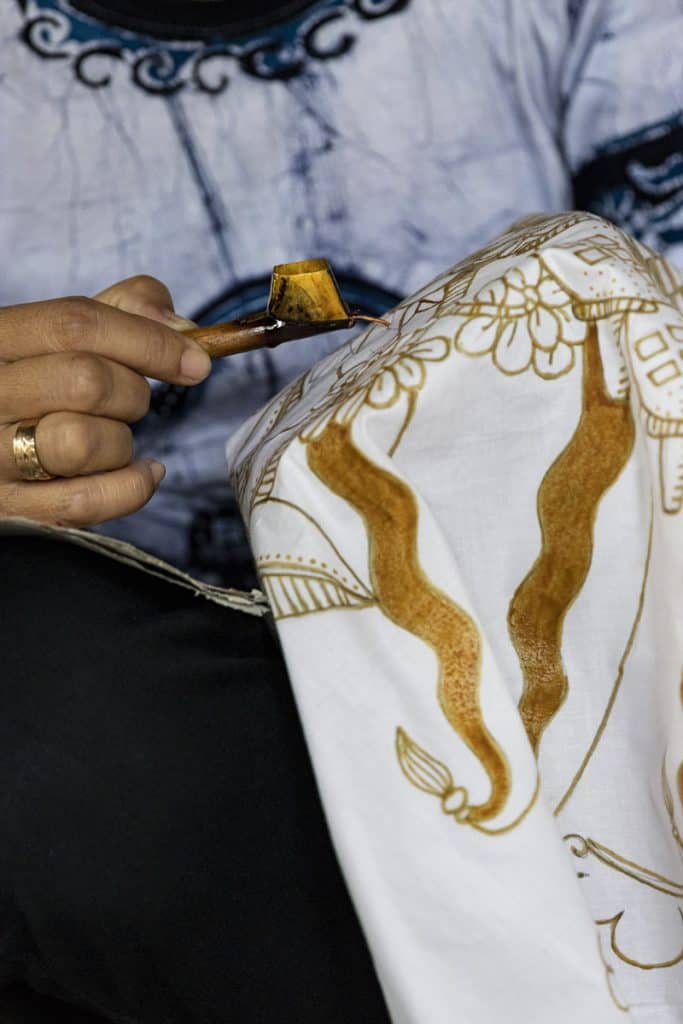 making the unique batik fabric