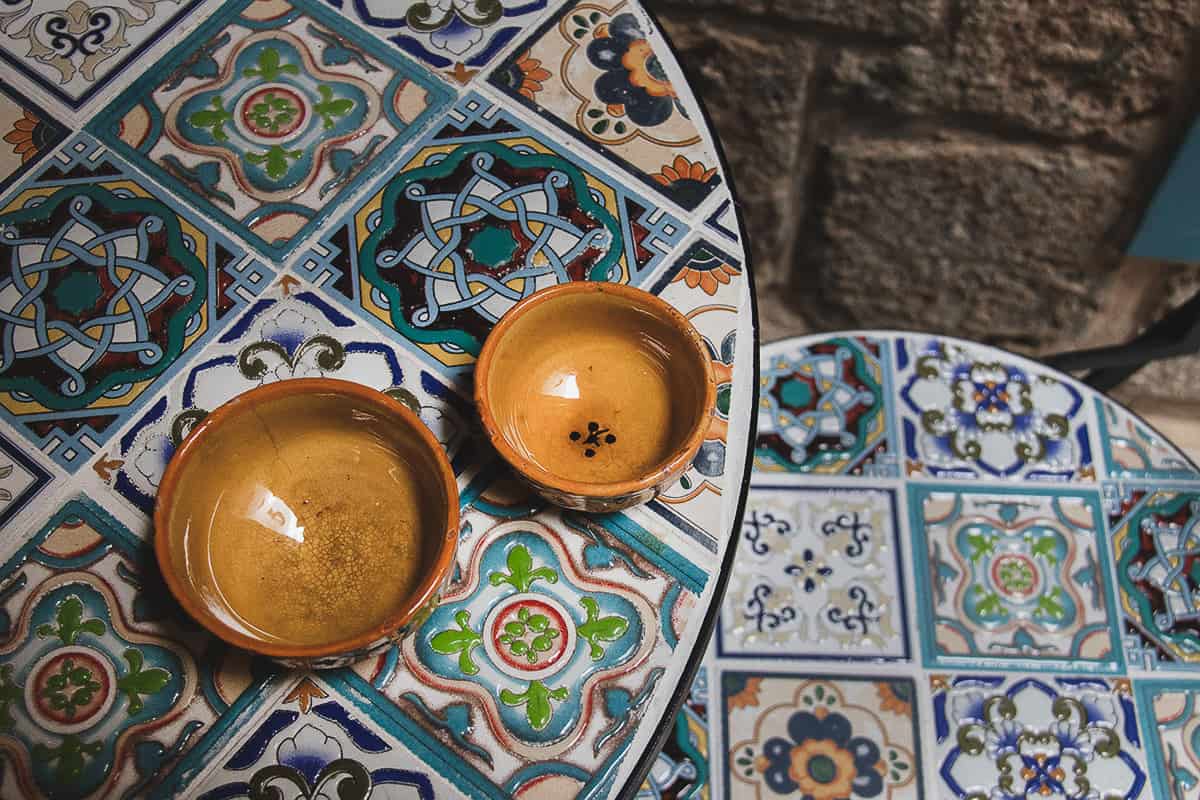 A ceramics table in Arabesque hotel Acre