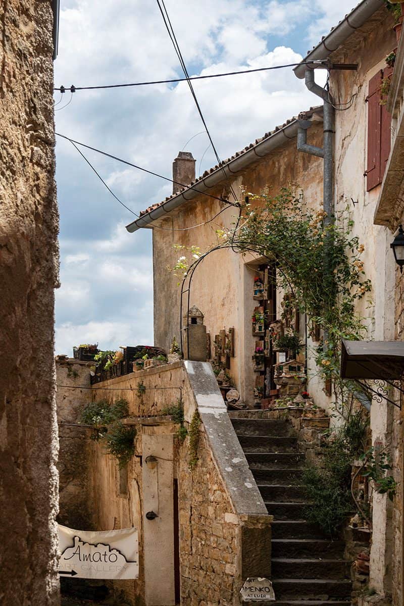 A photogenic alley in an Istrian village