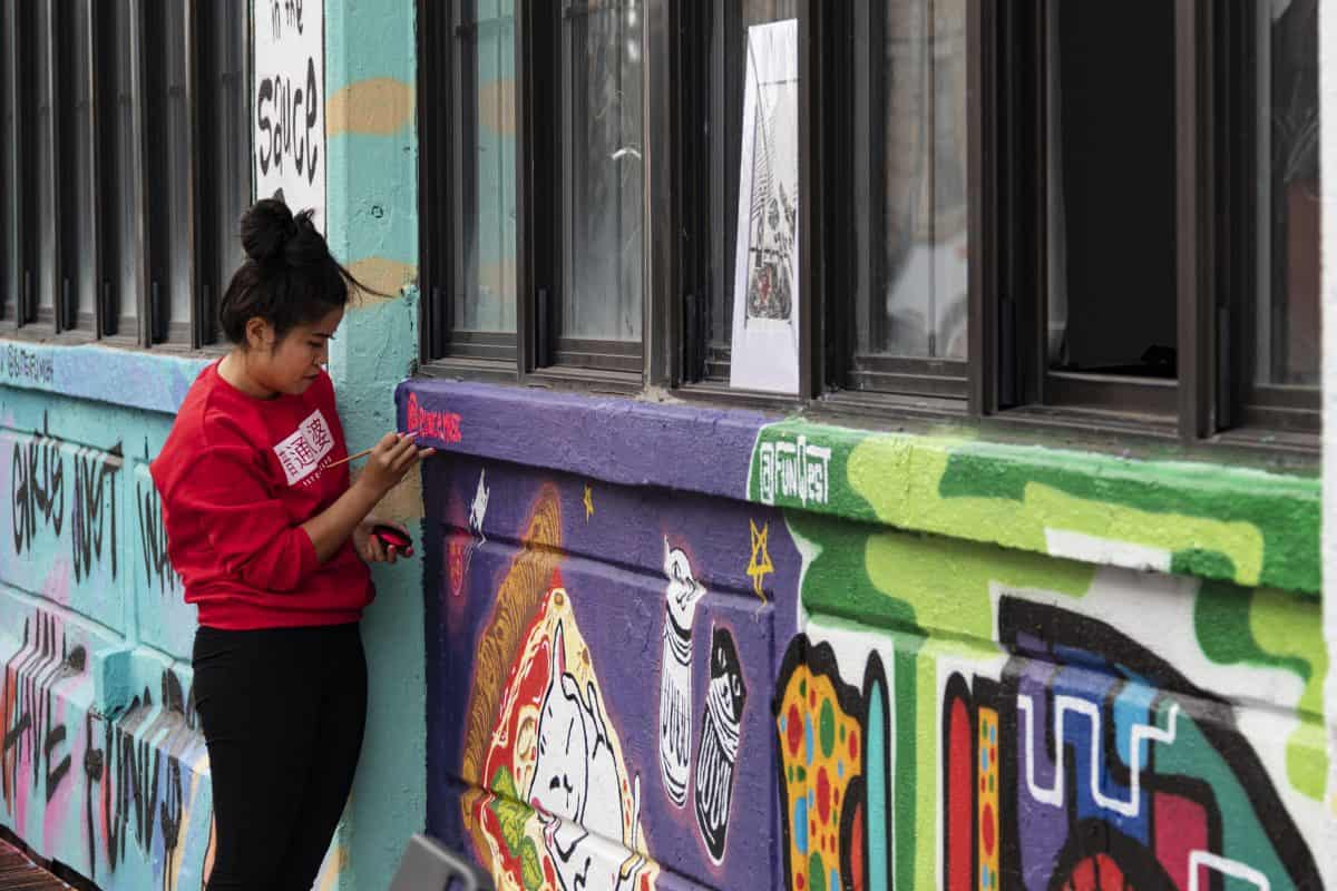 אומנית מציירת ציורי רחוב בשכונת בושוויק בברוקלין