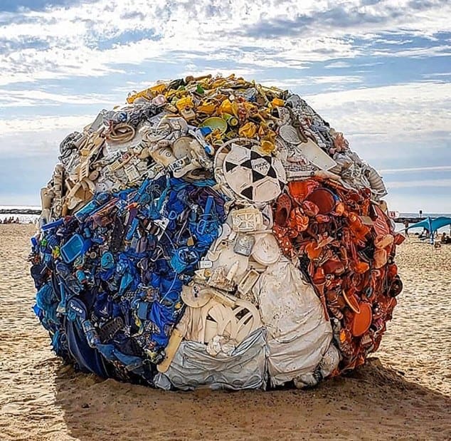 כדור פלסטיק ממוחזר בחוף תל אביב