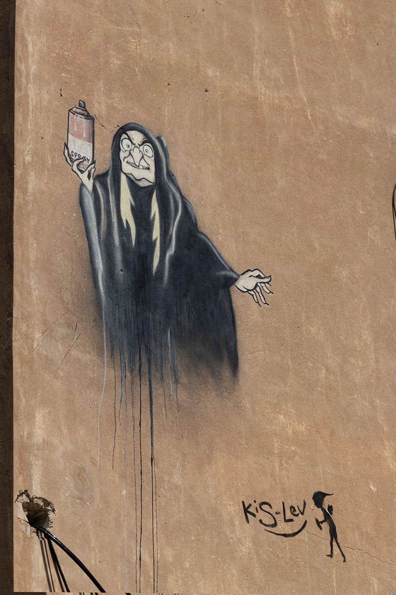 ציור קיר של מכשפה על קירות פלורנטין