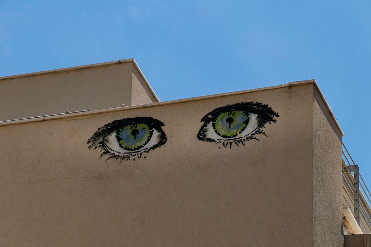 ציור קיר של עיניים בשכונת פלורנטין