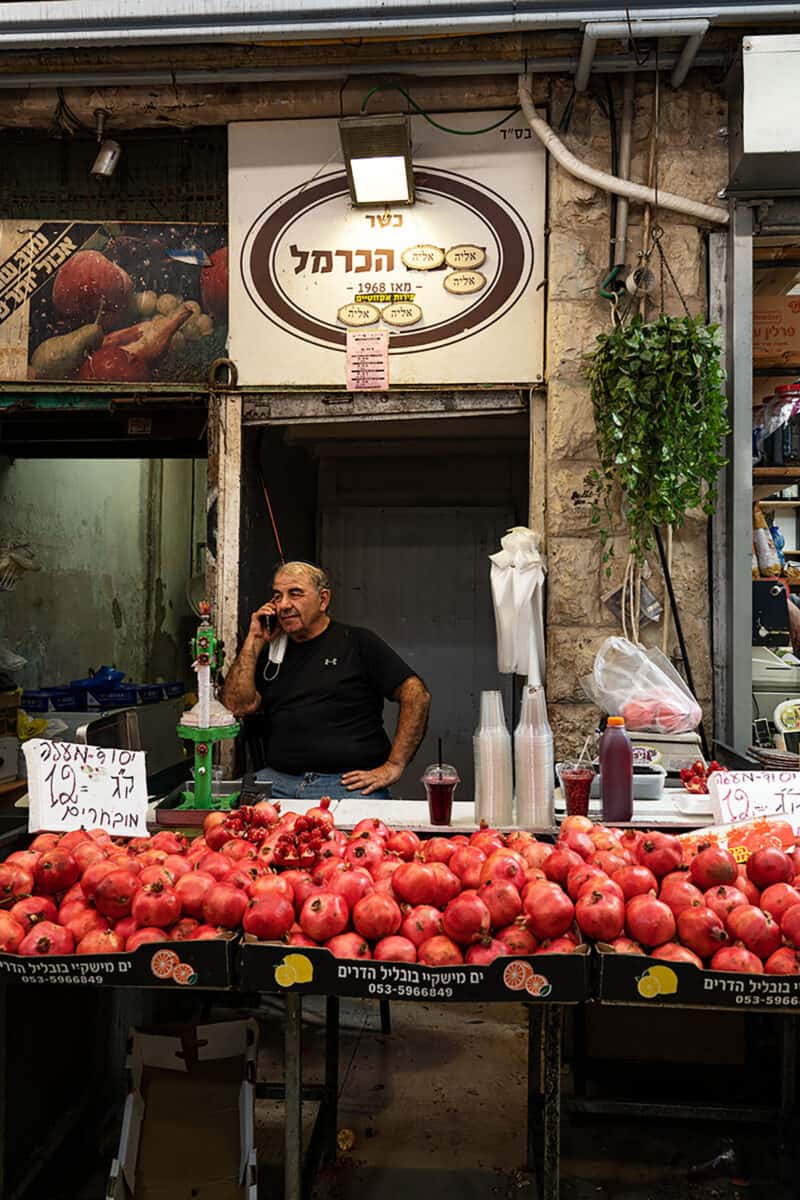 דוכן רימונים בשוק מחנה יהודה