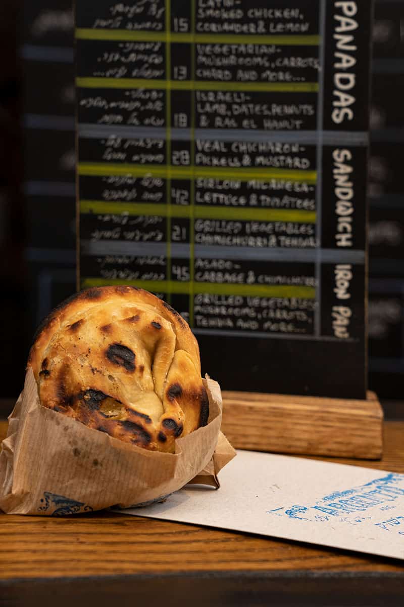 אמפאנאדס באחת המסעדות בשוק מחנה יהודה