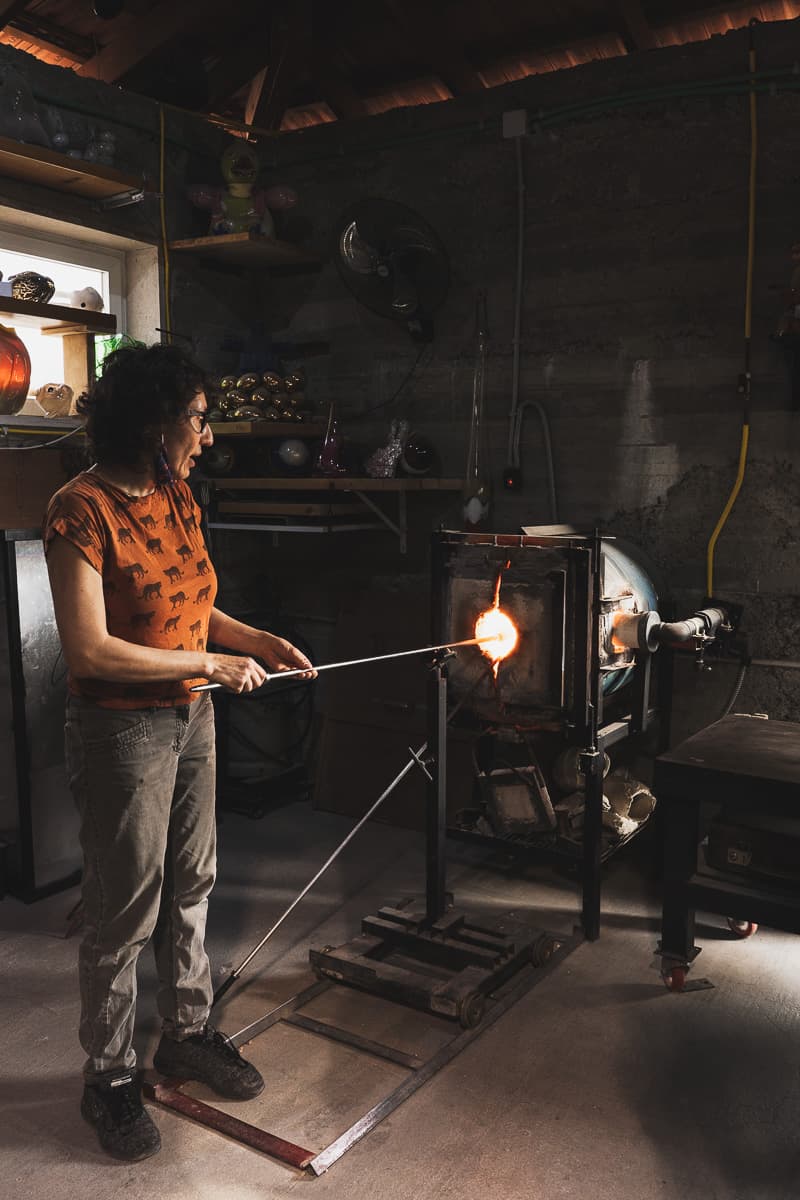 אומנית ניפוח זכוכית אולה ברנר בסטודיו במושב אביעזר