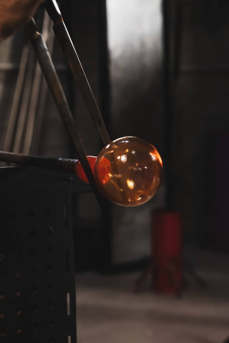 כדור זכוכית מנופח בסדנת אומן מטה יהודה