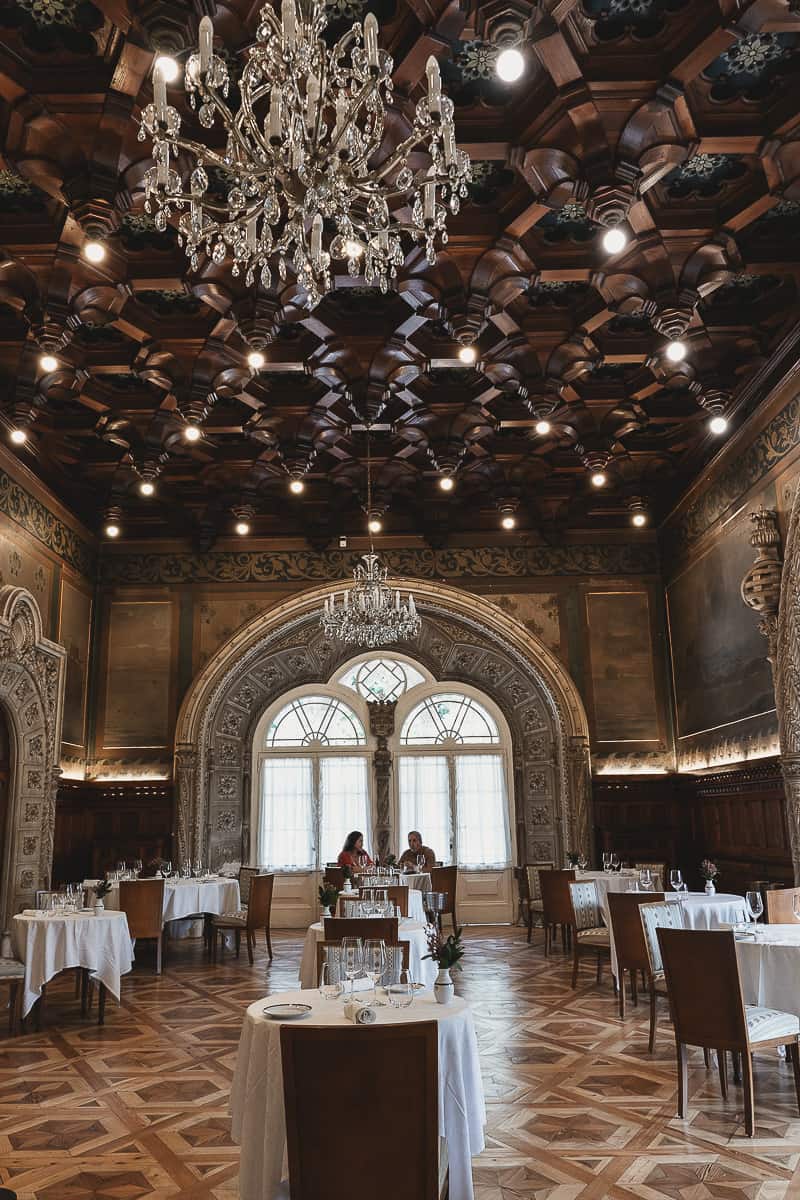 מסעדת פאר בארמון בוסאקו בפורטוגל
