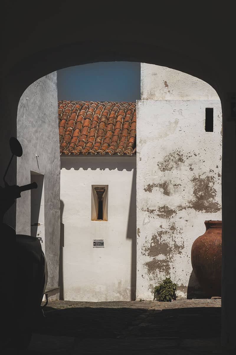 white-washed houses in Monsaraz Alentejo